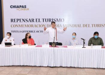 Entrega Rutilio Escandón credenciales de Guías de Turistas Certificados a prestadores de servicios