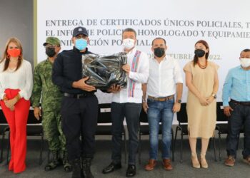 Entrega Rutilio Escandón uniformes, equipamiento, certificados y tabletas electrónicas a Policía de Tapachula