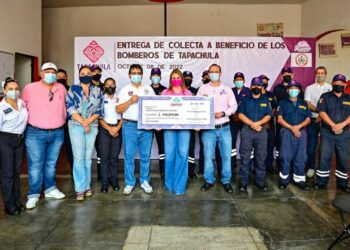 ENTREGA ROSY URBINA APORTACIÓN DE CIUDADANOS A LOS BOMBEROS DE TAPACHULA