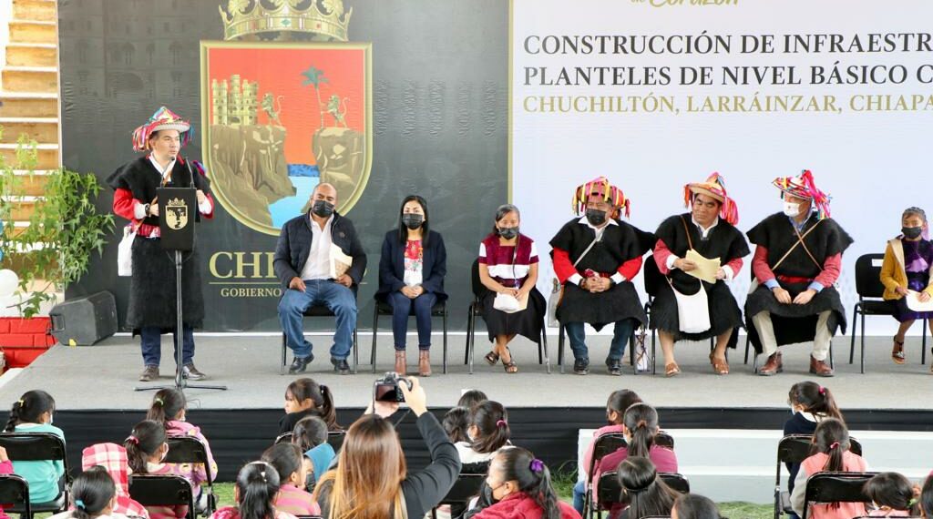 Inaugura Rutilio Escandón rehabilitación de escuelas de nivel básico en Chuchiltón, Larráinzar