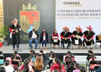 Inaugura Rutilio Escandón rehabilitación de escuelas de nivel básico en Chuchiltón, Larráinzar