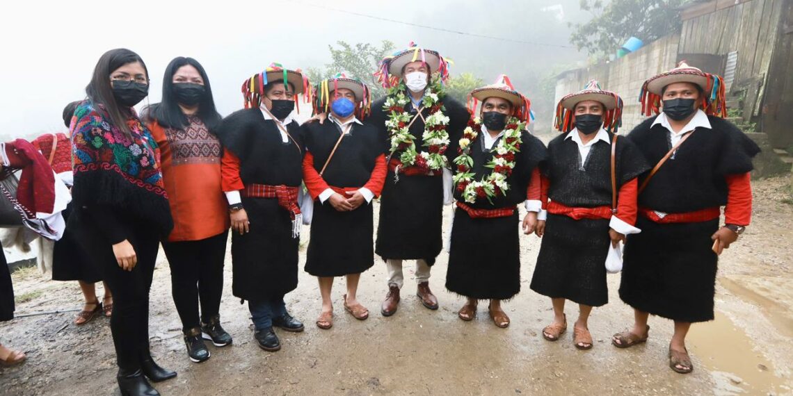 Beneficia Rutilio Escandón con herramientas de trabajo y capacitación a mujeres de Larráinzar