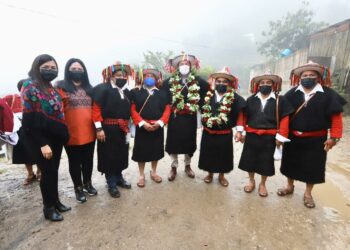 Beneficia Rutilio Escandón con herramientas de trabajo y capacitación a mujeres de Larráinzar