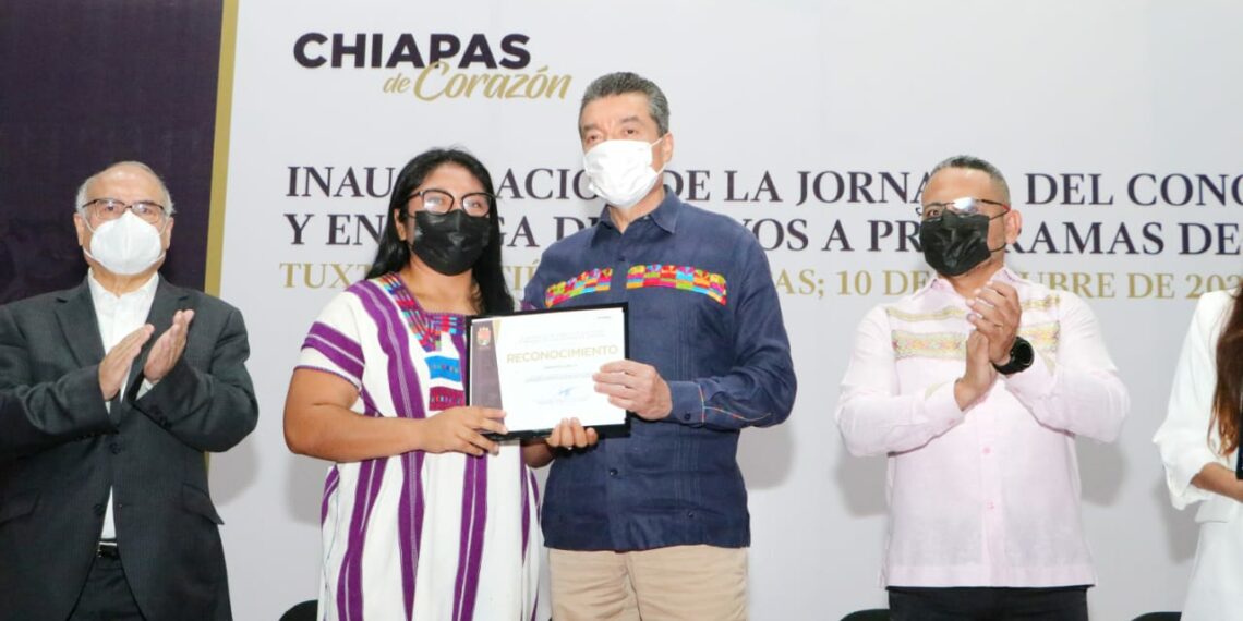 Entrega Rutilio Escandón reconocimientos a investigadoras e investigadores científicos