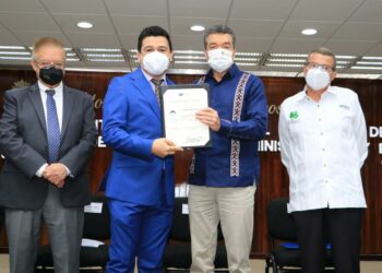 Asiste Rutilio Escandón a entrega de títulos a estudiantes egresados del IAP Chiapas