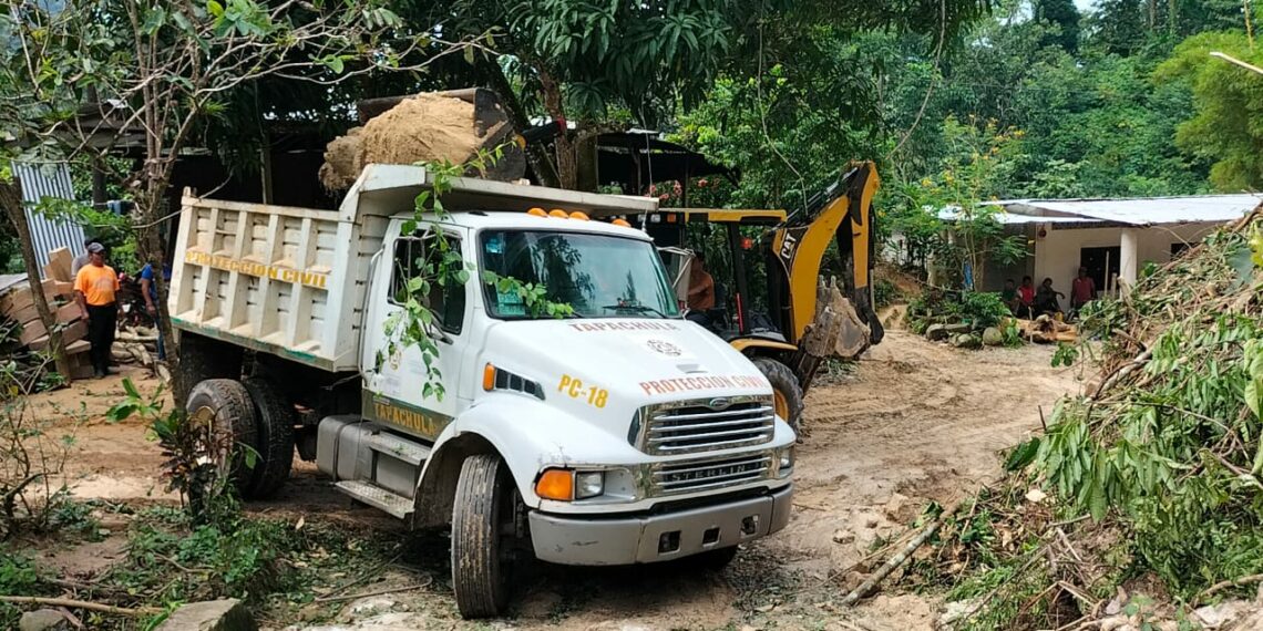 PROTECCIÓN CIVIL CONTINÚA CON LIMPIEZA DE CAMINOS EN TAPACHULA
