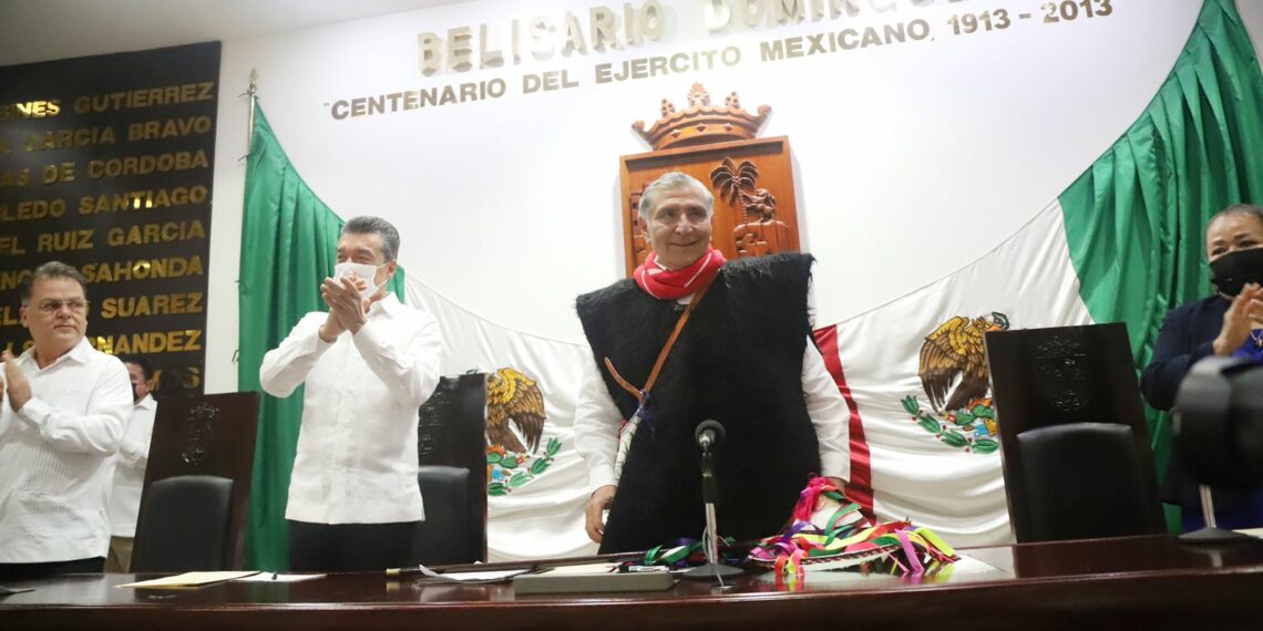 Rutilio Escandón acompaña a Adán Augusto López en el conversatorio con el Congreso de Chiapas