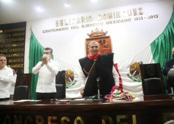 Rutilio Escandón acompaña a Adán Augusto López en el conversatorio con el Congreso de Chiapas