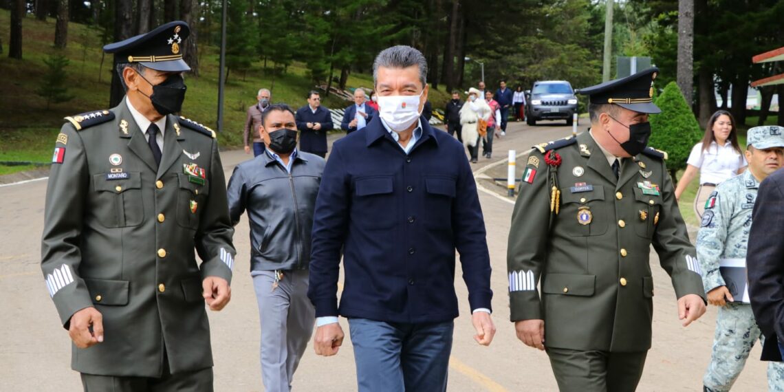 Asiste Rutilio Escandón a toma de posesión del nuevo comandante de la 31 Zona Militar