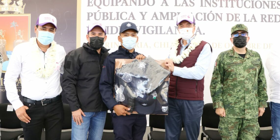 Entrega Rutilio Escandón equipamiento a policías municipales de La Trinitaria y Maravilla Tenejapa