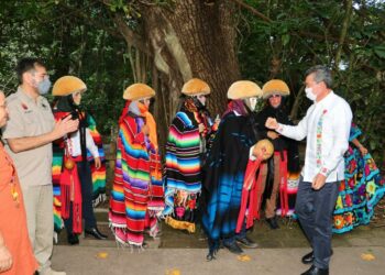 Entrega Rutilio Escandón equipo veterinario, vehículos y uniformes al personal del ZooMAT