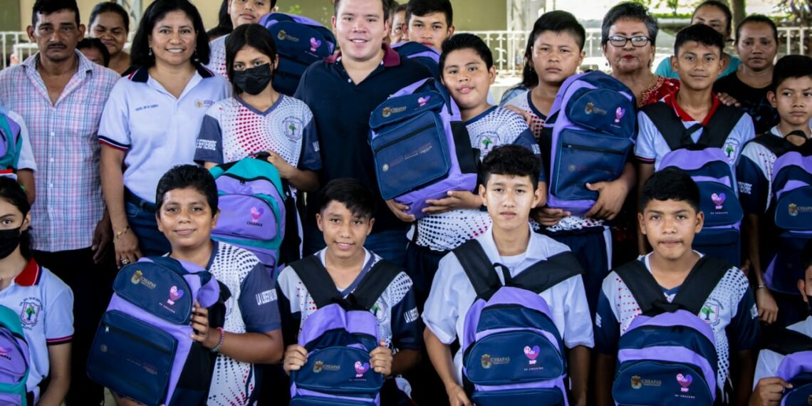 DIF SUCHIATE ENTREGA MOCHILAS Y ÚTILES ESCOLARES