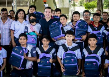 DIF SUCHIATE ENTREGA MOCHILAS Y ÚTILES ESCOLARES