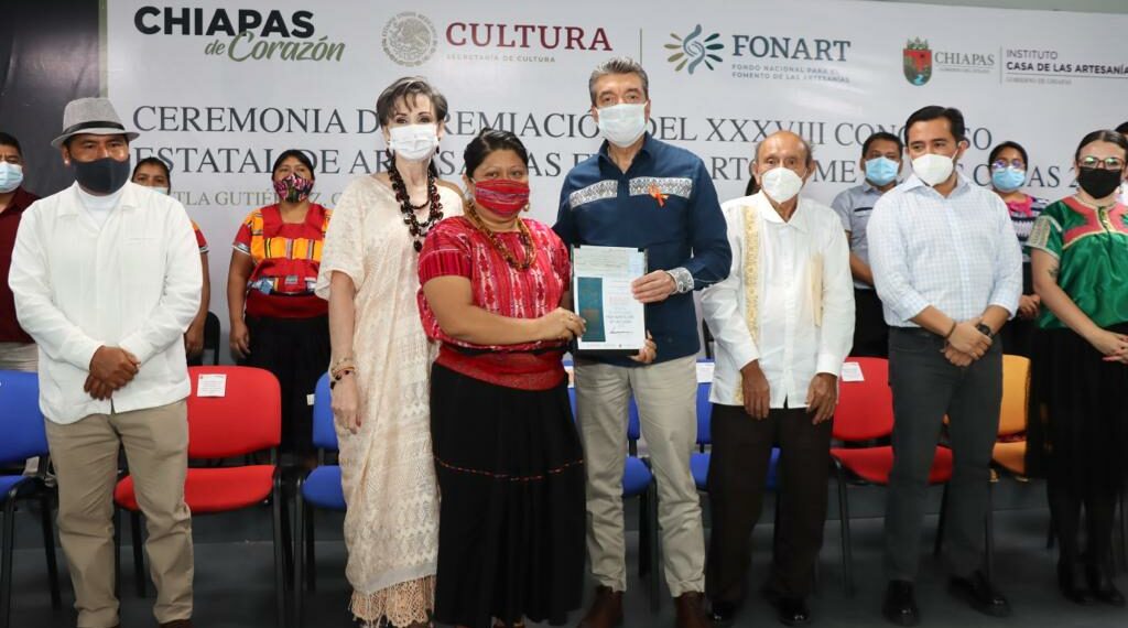 Rutilio Escandón atestigua premiación del Concurso Estatal de Artesanías Fray Bartolomé de Las Casas 2022