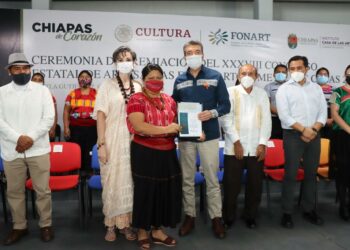 Rutilio Escandón atestigua premiación del Concurso Estatal de Artesanías Fray Bartolomé de Las Casas 2022