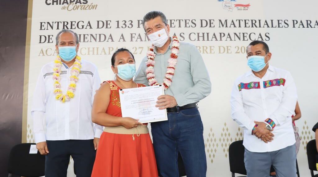 En Acala, Rutilio Escandón entrega 133 apoyos para el mejoramiento de viviendas