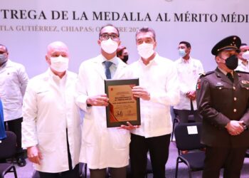 Entrega Rutilio Escandón Medalla al Mérito Médico 2022; reconoce vocación humana de trabajadores de la salud