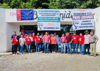 Maestros y padres de familia del CBTA se manifiestan en Suchiate