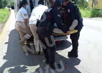 Motociclista resulta con lesiones graves al ser atropellado por un tráiler.