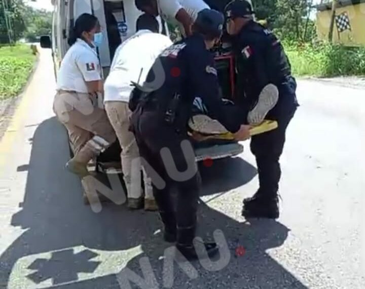 Motociclista resulta con lesiones graves al ser atropellado por un tráiler.