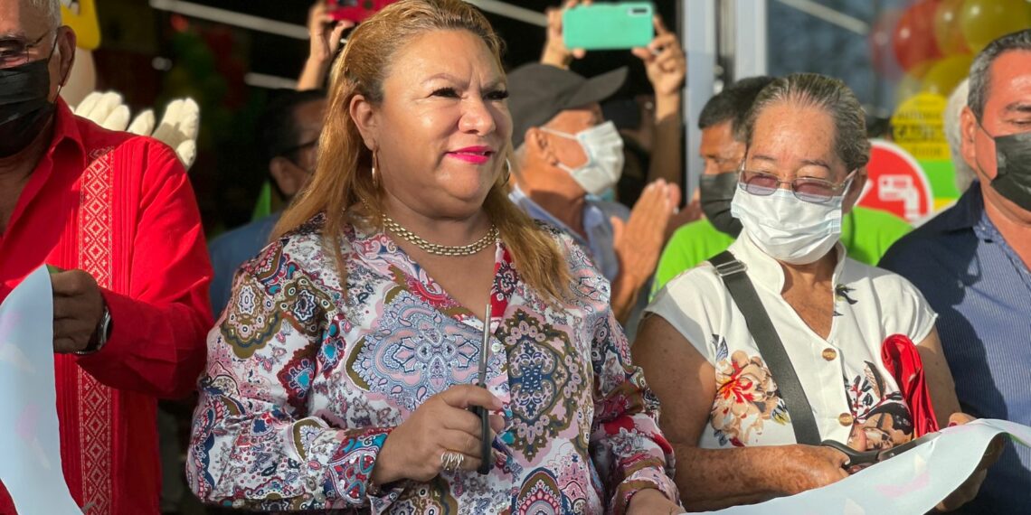Sonia Eloina inaugura Bodega Aurrera de la plaza Ciudad Hidalgo.