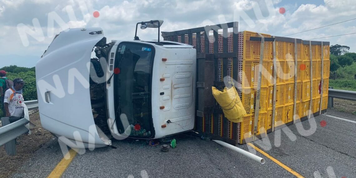 Vuelca camión en la costera