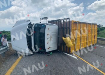 Vuelca camión en la costera