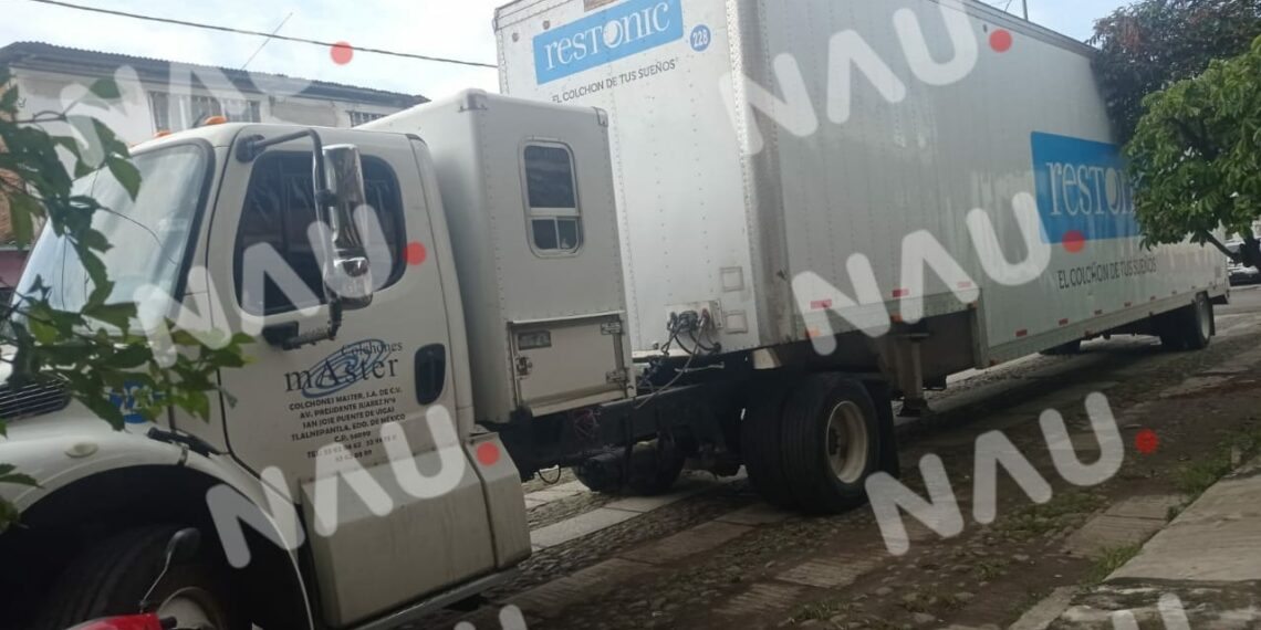 Camión ocasiona daños a dos vehículos estacionados