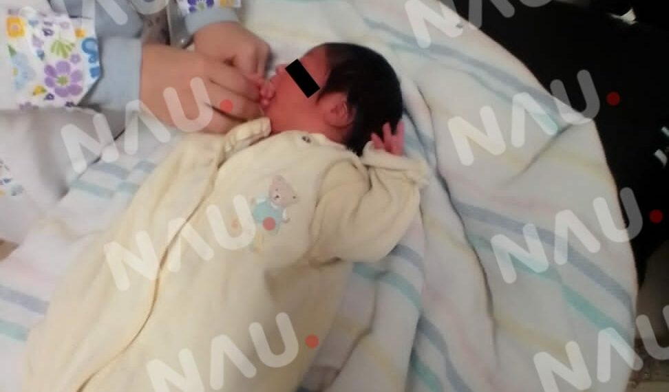 Madre desnaturalizada abandona a un bebé en góndola de carro