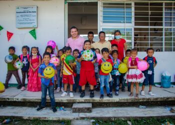 Sergio Peralta lleva el programa Niño Feliz a los alumnos de la primaria Venustiano Carranza.