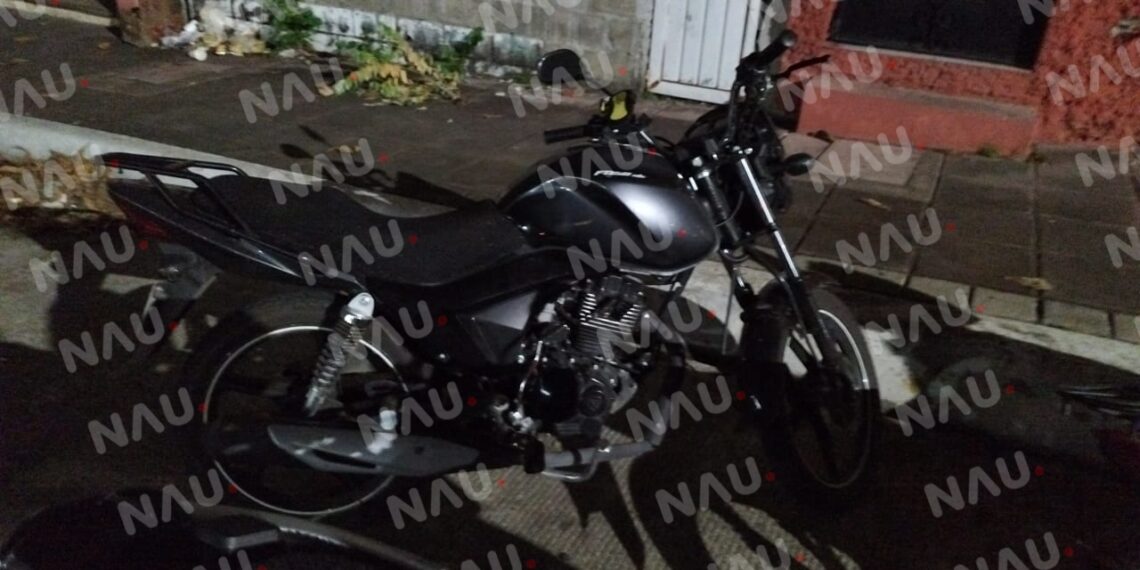 Una motocicleta fue robada la noche de este martes del estacionamiento de Plaza Cristal