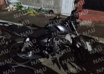 Una motocicleta fue robada la noche de este martes del estacionamiento de Plaza Cristal