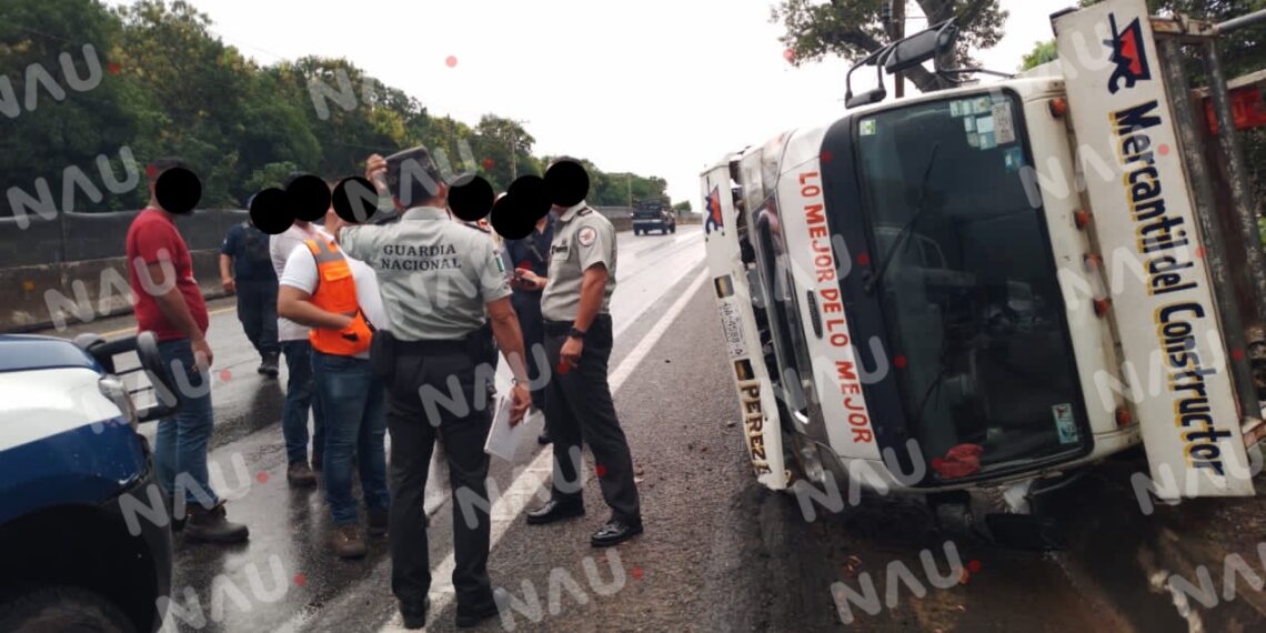 Vuelca camión de Mercantil del Constructor