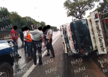 Vuelca camión de Mercantil del Constructor