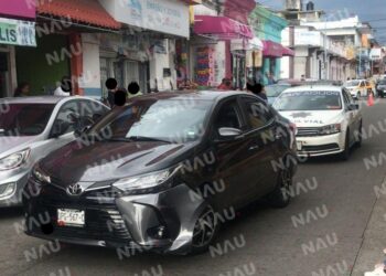 Vehículo chocó por alcance contra motocicleta en el centro de Tapachula