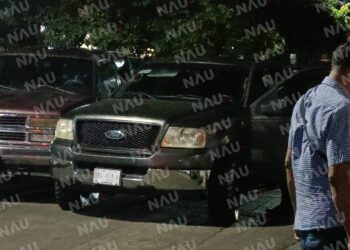 Abandonan camioneta con arma larga y objetos en la colonia Monroy