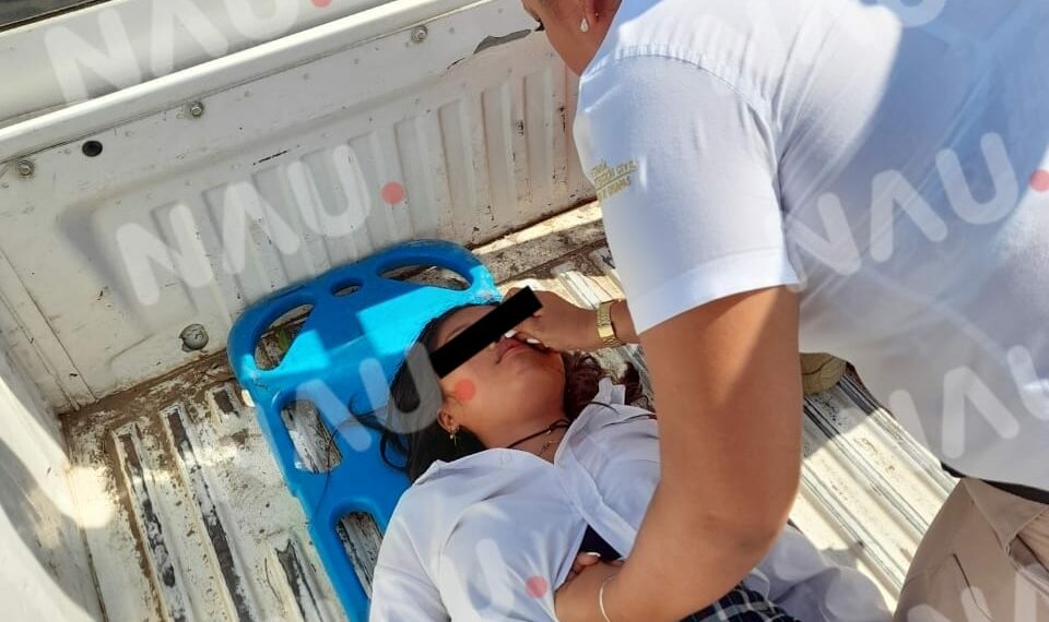 6 alumnos resultaron intoxicados en escuela preparatoria Adolfo López Mateos de frontera Hidalgo.