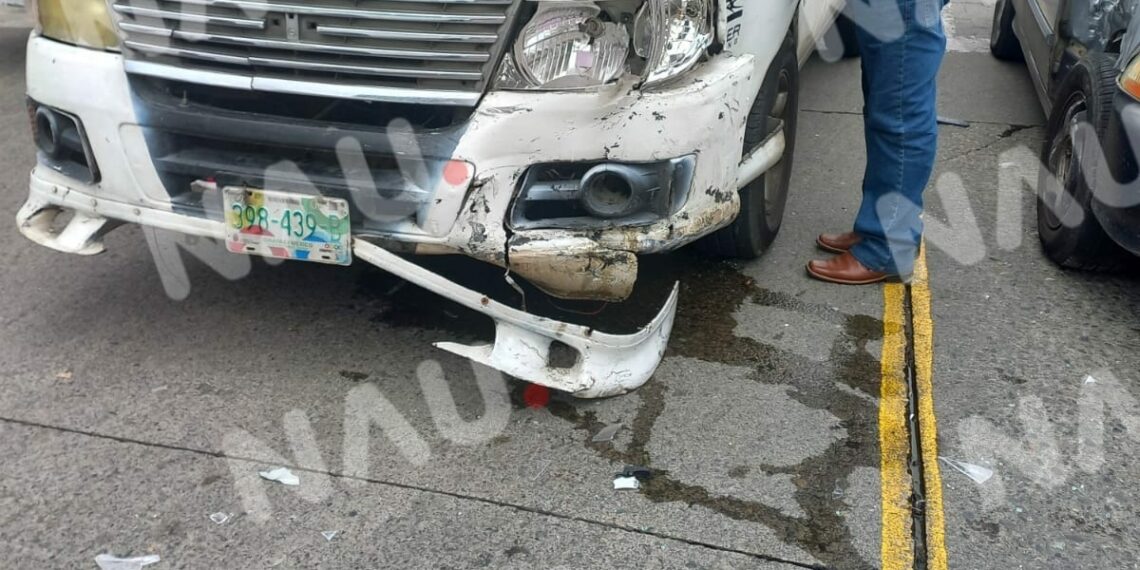 Combi de pasaje choca contra un vehículo que le hizo corte de circulación.