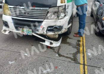 Combi de pasaje choca contra un vehículo que le hizo corte de circulación.