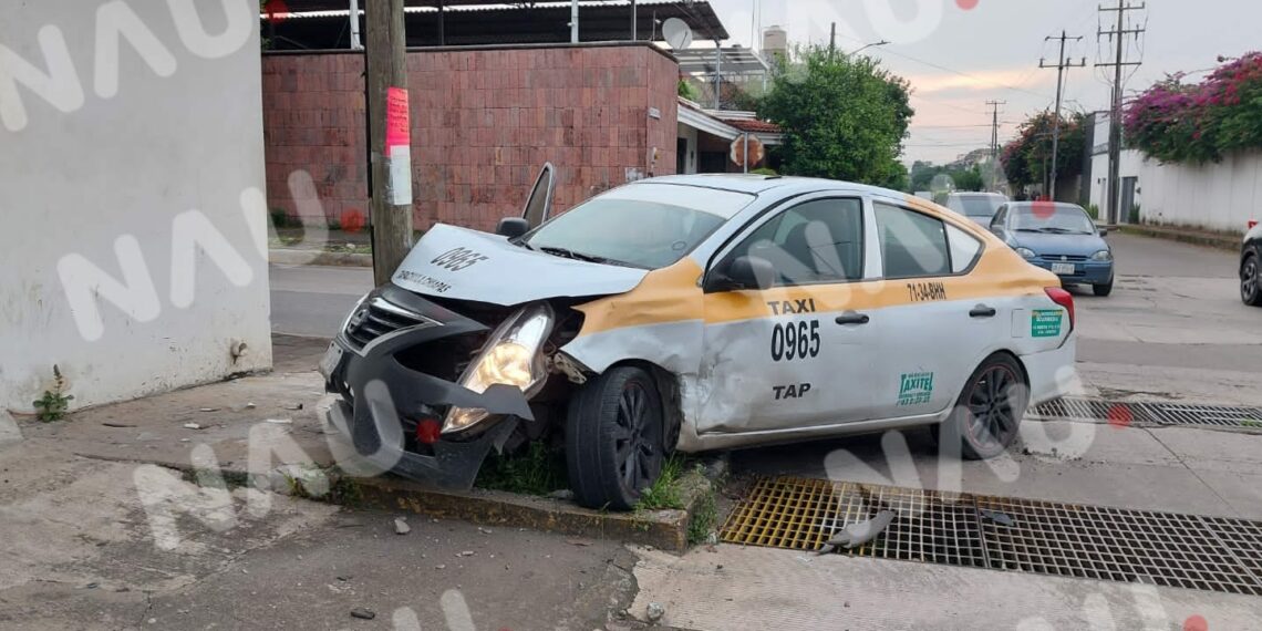 El choque de taxi y camioneta deja solo daños