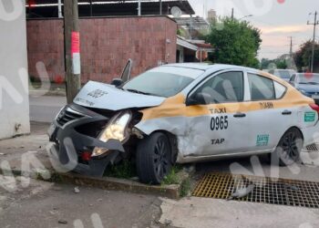 El choque de taxi y camioneta deja solo daños