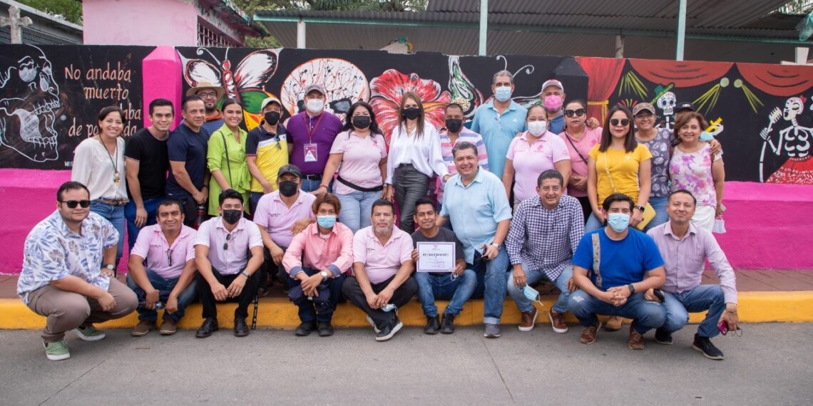 ROSY URBINA VISITA Y ENTREGA RECONOCIMIENTOS A MURALISTAS DEL PANTEÓN MUNICIPAL