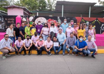 ROSY URBINA VISITA Y ENTREGA RECONOCIMIENTOS A MURALISTAS DEL PANTEÓN MUNICIPAL