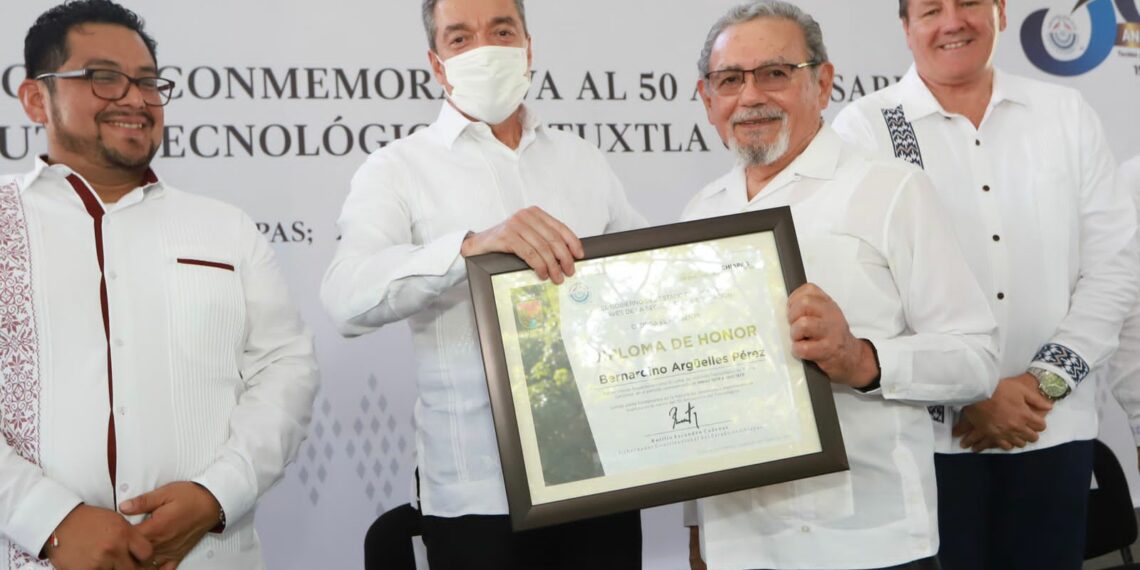 Rutilio Escandón asistió a la Ceremonia del 50 Aniversario del Tecnológico Nacional de México Campus Tuxtla