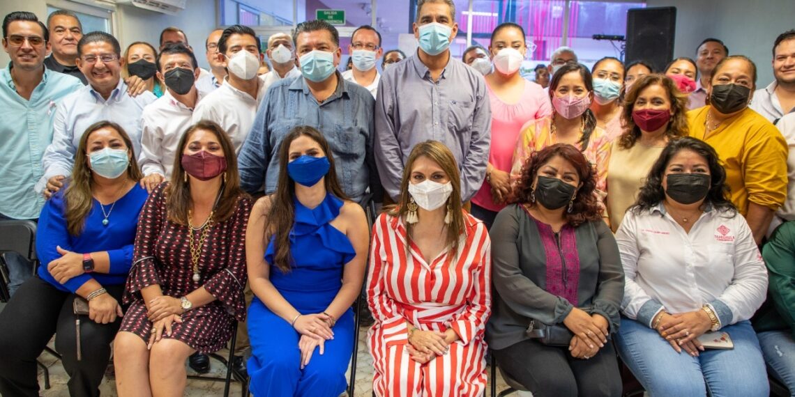 ENTREGA ROSY URBINA EQUIPO DE CÓMPUTO A DEPENDENCIAS MUNICIPALES