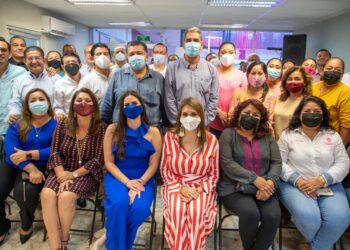 ENTREGA ROSY URBINA EQUIPO DE CÓMPUTO A DEPENDENCIAS MUNICIPALES