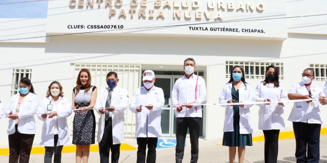 Rutilio Escandón entrega reconversión del Centro de Salud Urbano a habitantes de Patria Nueva, en Tuxtla Gutiérrez