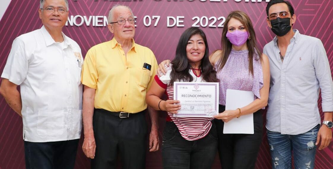 ENTREGA ROSY URBINA RECONOCIMIENTOS A PARTICIPANTES EN TALLER BÁSICO DE APICULTURA