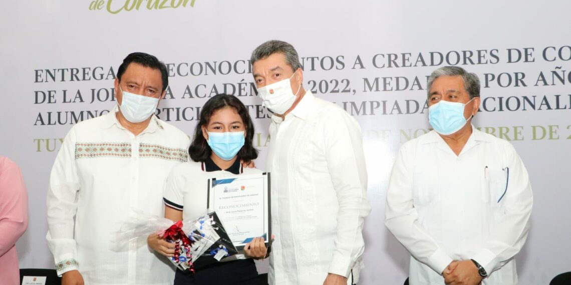 Entrega Rutilio Escandón medallas por años de antigüedad laboral a personal del Cobach