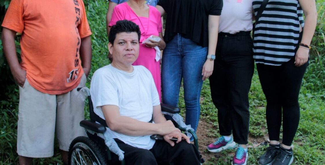 DIF TAPACHULA ENTREGA SILLA DE RUEDAS PARA APOYAR MOVILIDAD DE PERSONA